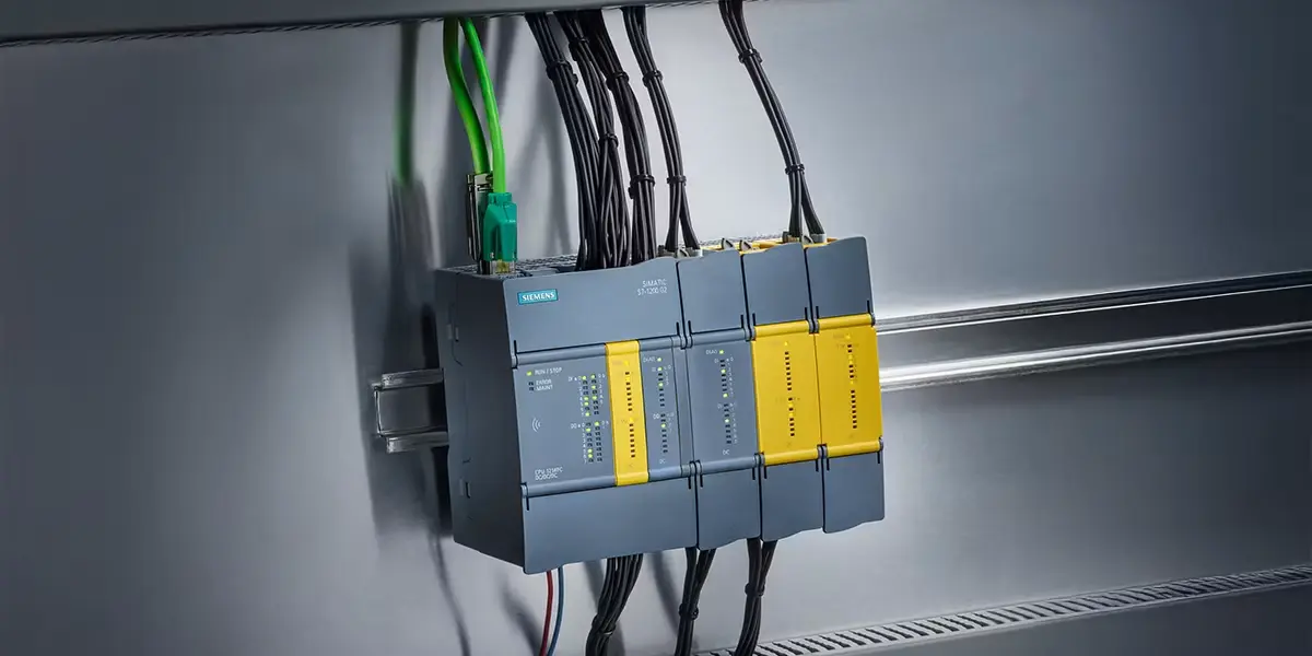 PLC Siemens S7-1200 instalado en tablero industrial